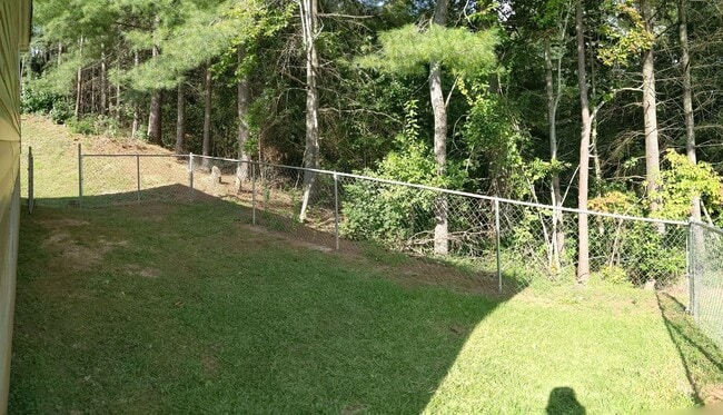 Building Photo - Great 3 Bedroom 2 Bath Home in quiet resid...
