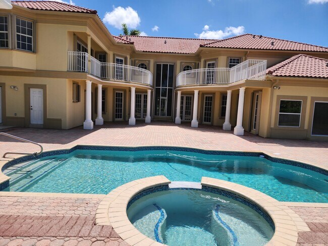 Building Photo - 17885 Fieldbrook Cir E