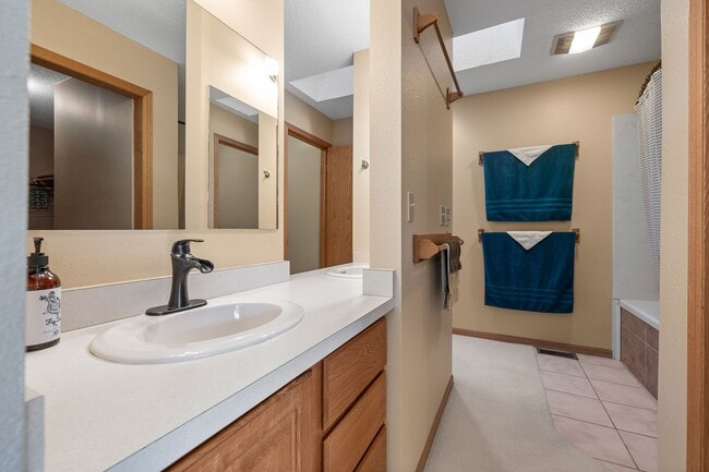 Building Photo - Fully Furnished 5BR Home in the Hills – Move-In Ready