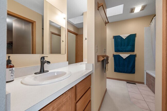 Building Photo - Fully furnished Rental