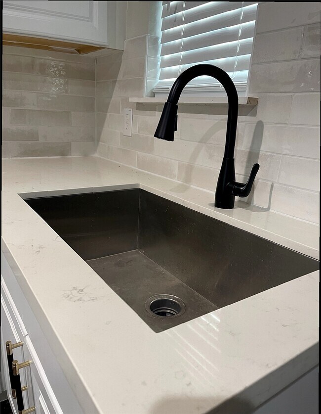 Building Photo - 618 E 40th St