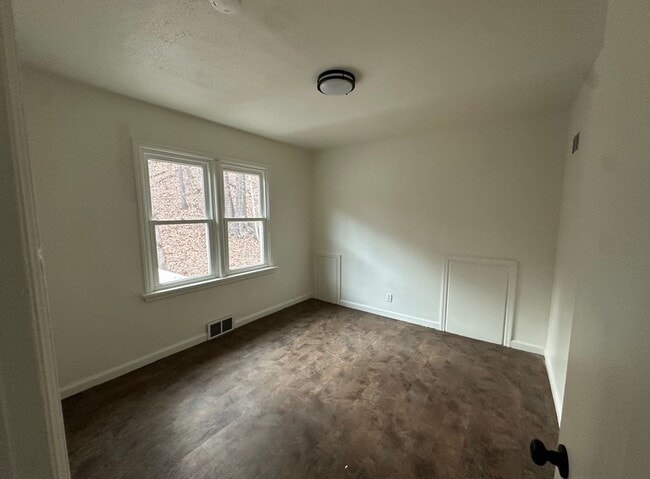 Building Photo - 2b/1b with Great Upgrades in a very convenient location!!!