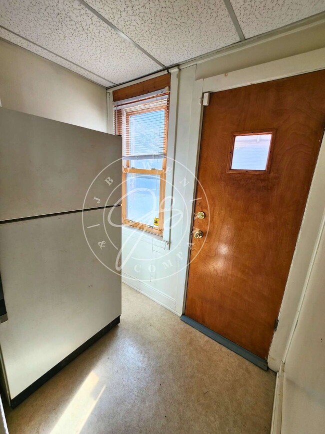 Building Photo - 4 bed 2 bath with 1st floor bedroom and ba...