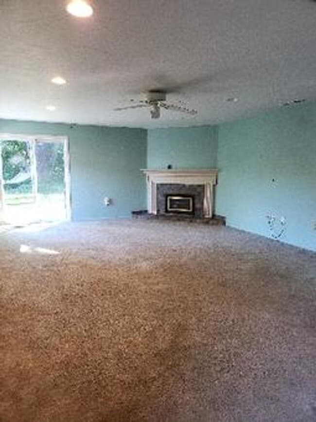 Building Photo - Spacious 3 Bedroom, 2 Bath Home on Private...
