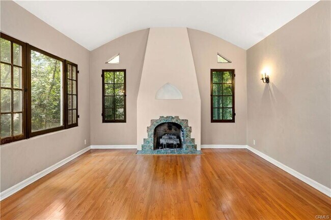 Building Photo - 411 N Vega St
