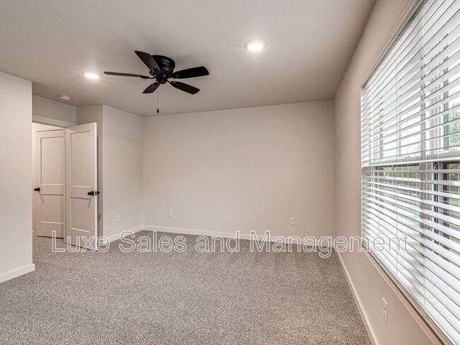 Building Photo - 614 W 2nd St