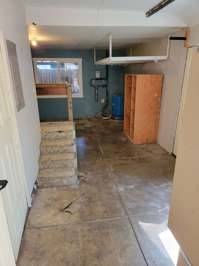 Building Photo - Charming 3 Bed, 1 Bath House with Fenced Yard, Bonus Room and Close to Willamette Park !