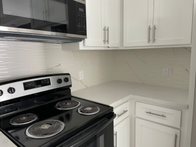 Building Photo - 2507 N Vineyard Ave