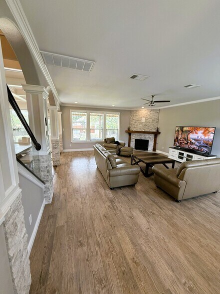 Building Photo - 178 Amber Oak Dr