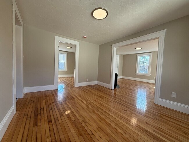 Building Photo - 11 Eureka St