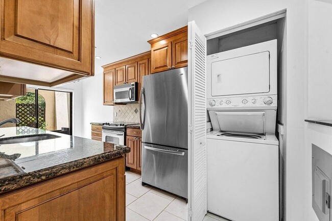 Building Photo - 8566 Casa Del Lago