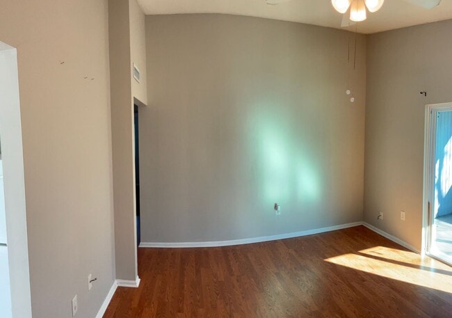 Building Photo - 2 Bedroom 1 Bath Condo with Private Deck in Hunters Chase