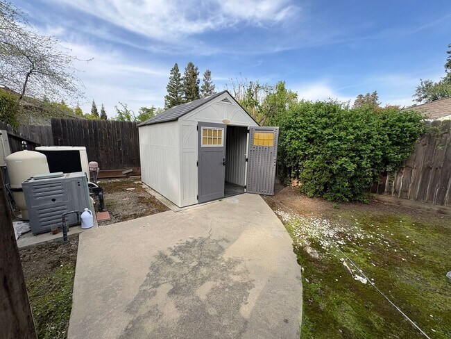 Building Photo - NW Visalia Home Near Country Club Available Now! *Private Showing Only*