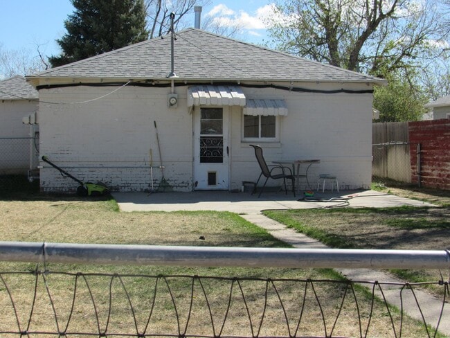 Building Photo - Cozy & Convenient 2+ Bedroom W/Garage