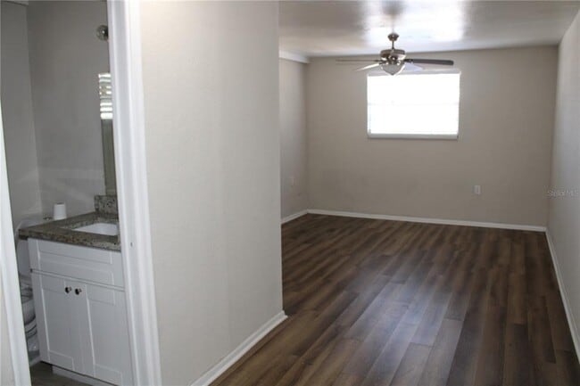 Building Photo - 10512 121st Ave