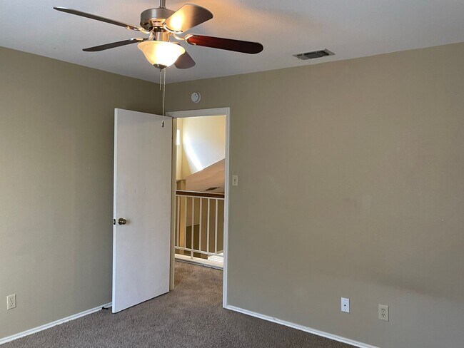 Building Photo - 13731 Oak Pebble