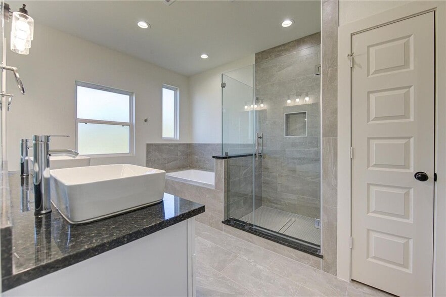 Building Photo - 2903 El Fenice Ln