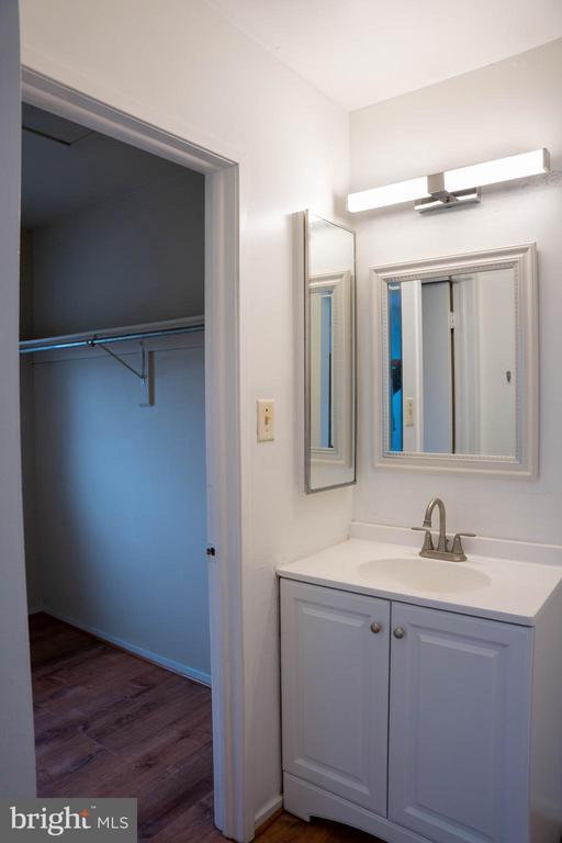 Building Photo - 8654 Venoy Ct