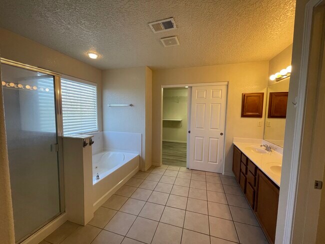 Building Photo - 9620 Sundoro Pl NW