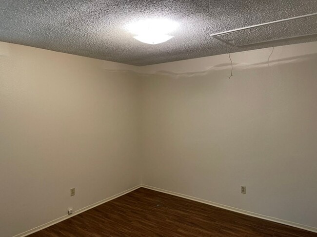 Building Photo - 2 Bedroom 1 Bath Duplex in West Tyler! Tour Today!