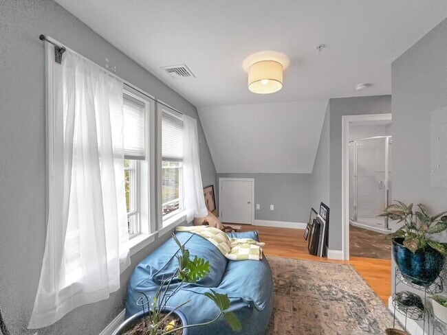 Building Photo - 19 Iona St