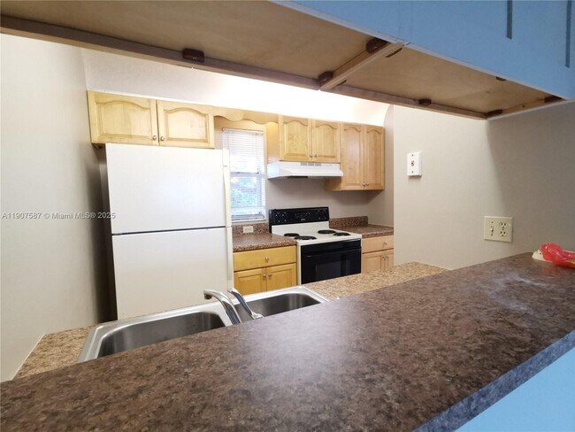 Building Photo - 10179 Twin Lakes Dr