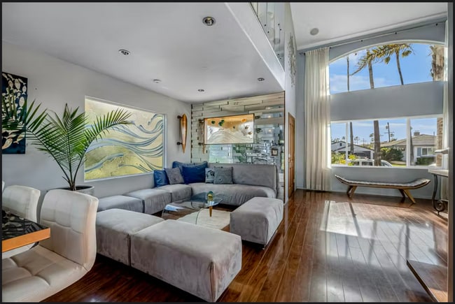 Building Photo - Beautiful Furnished Home 2 Blocks from the...