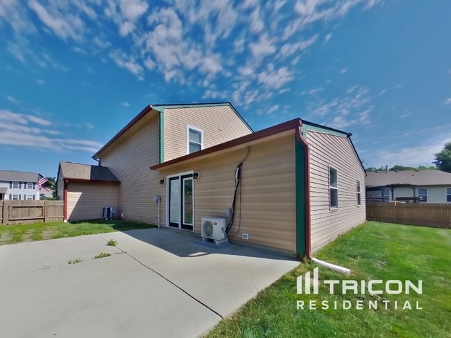 Building Photo - 1401 Thomas Dr