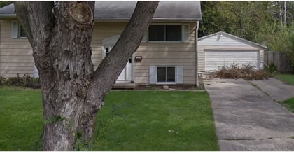 Building Photo - Available December 2025. 5 bedroom, 2 bath...