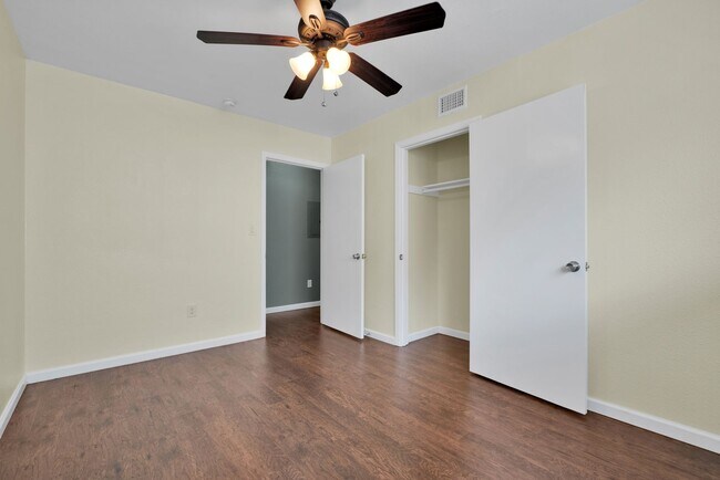 Building Photo - 417 E Lindbergh Blvd