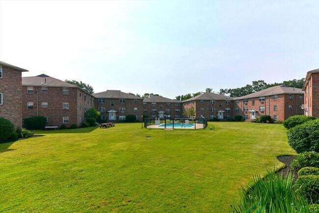 Building Photo - 4 Colonial Village Dr