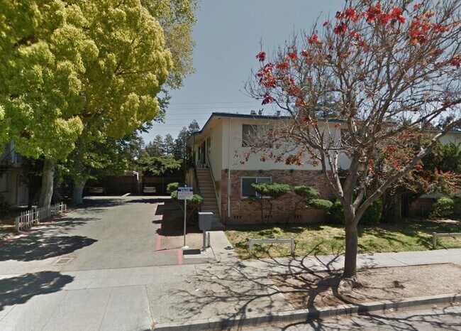 Building Photo - 976 College Dr