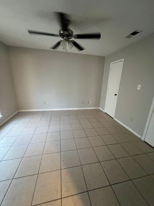 Building Photo - Great Duplex Unit