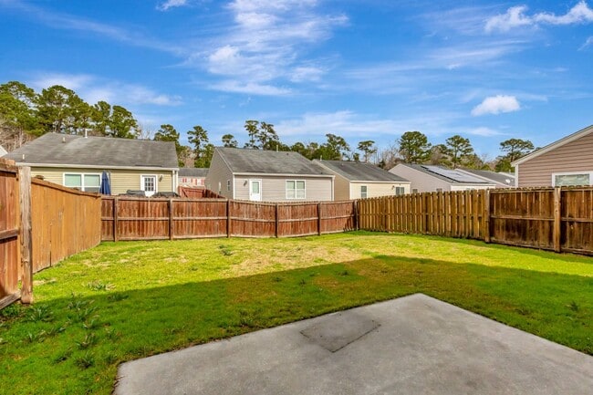 Building Photo - Lakes of Summerville