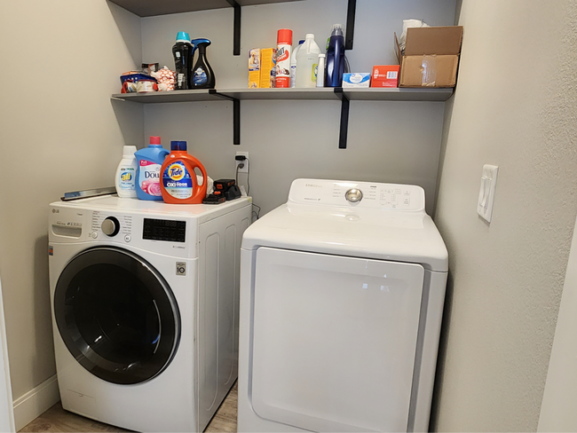 Building Photo - Home Sweet Home! Won't last long!