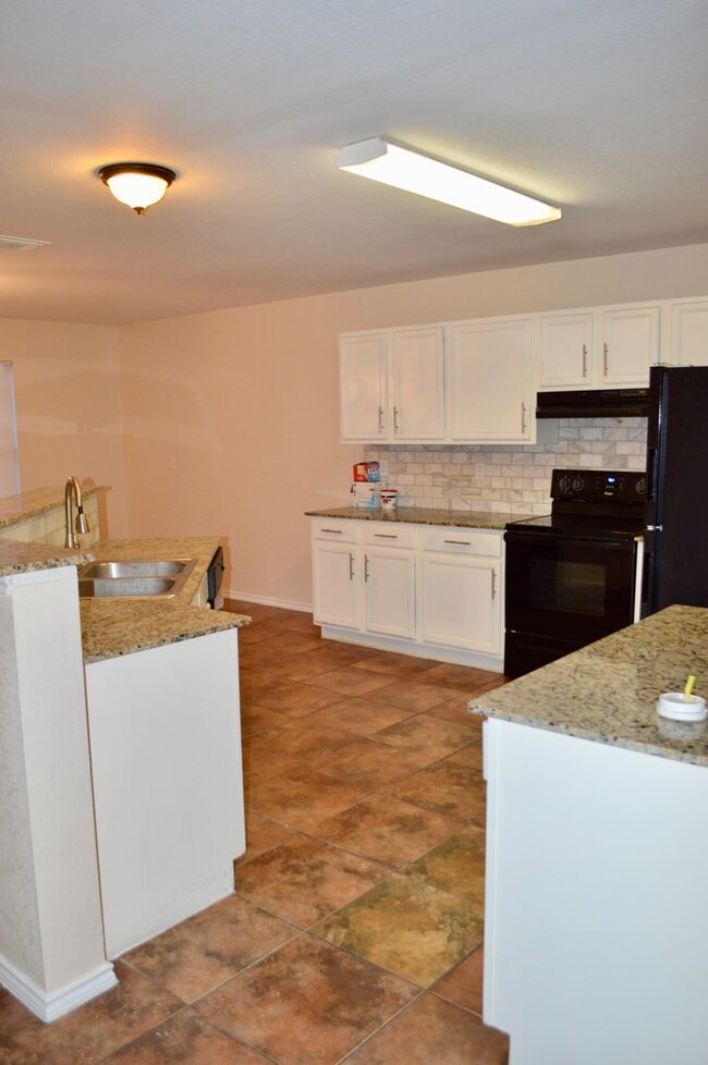Building Photo - Beautiful remodeled 4 bedroom 2.5 ready to...