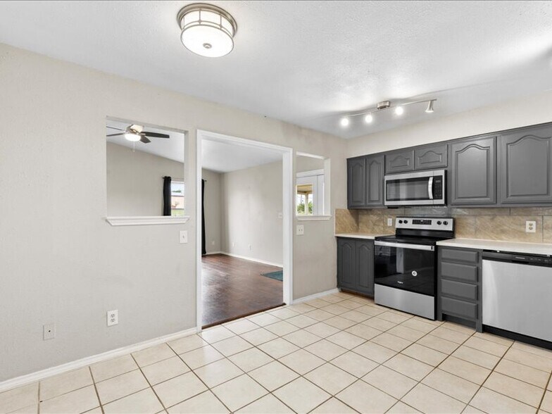 dining/kitchen - 9395 Green Springs Cir