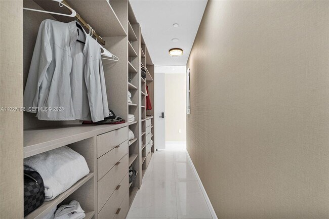 Building Photo - 300 Biscayne Blvd Way