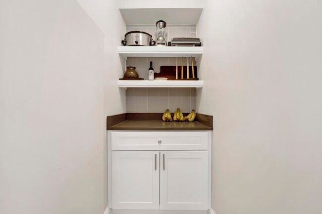 Building Photo - 247 E Chestnut St