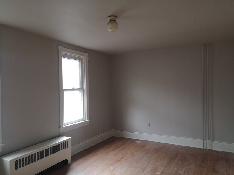 Building Photo - 517 E Morton St