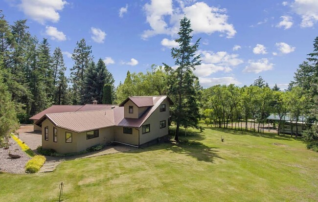 Building Photo - Beautiful Spacious Home