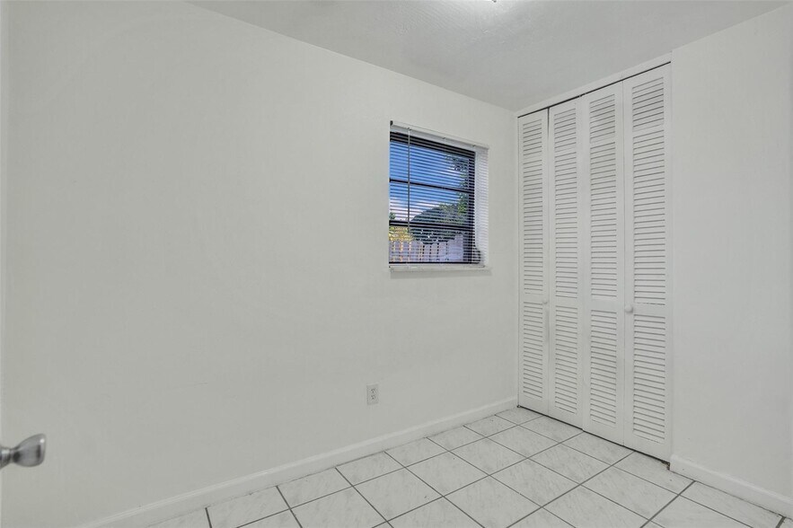 Building Photo - 1142 NW 43rd Ter
