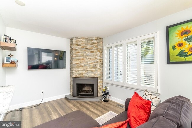 Building Photo - 251 Fir Tree Ct
