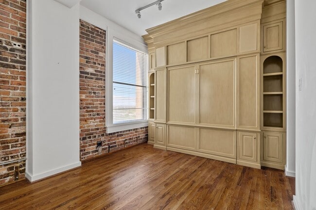 Building Photo - 915 Franklin St