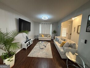 Building Photo - 518 Tulip Ln