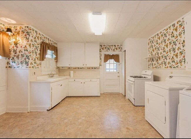 Building Photo - Mid City Beauty for Lease