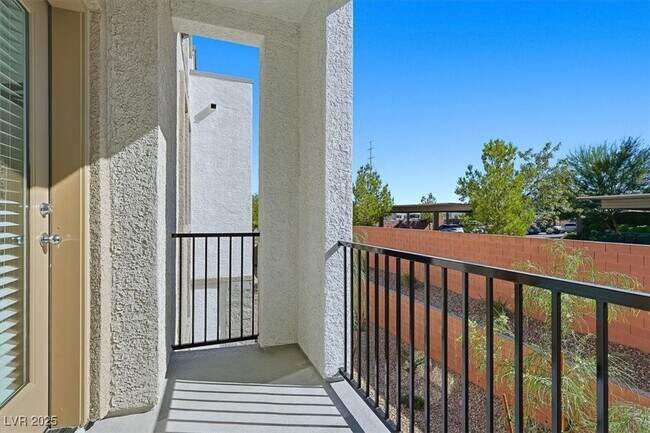 Building Photo - 8667 Luxuriant Ave