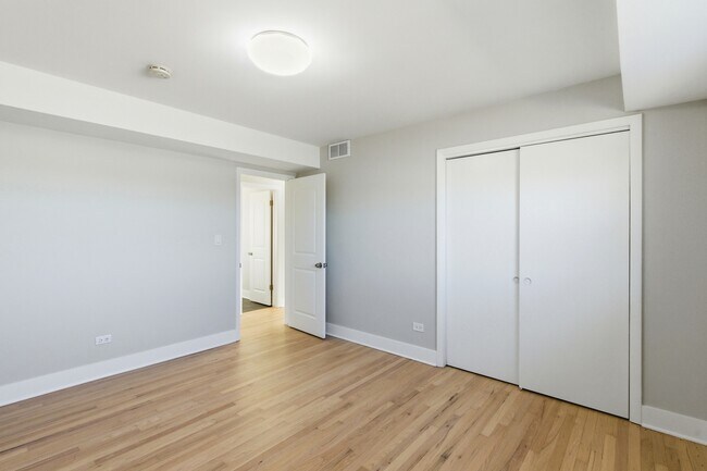 Building Photo - 1215 Balmoral Ave