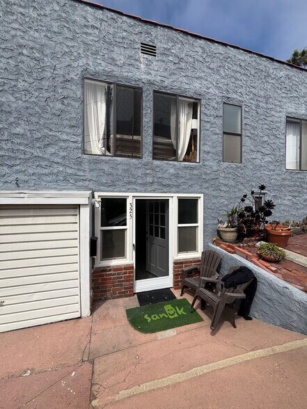 Building Photo - 325 35th St