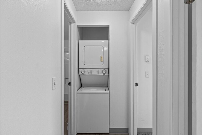 Building Photo - Coming soon! Spacious 2 bedroom 1 bathroom...